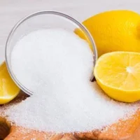 Bowl of citric acid and sliced lemons